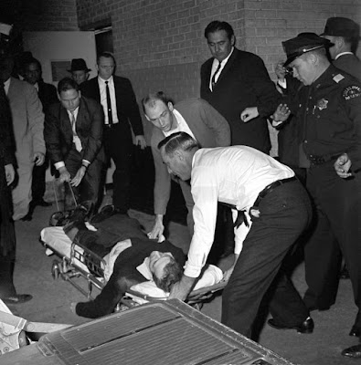 Lee Harvey Oswald es disparado por Jack Ruby en Dallas