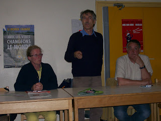 Alain Lipietz avec le candidat aux législatives à Hennebont Michel Rolland à sa gauche et sa suppléante Martine Auffret à sa droite