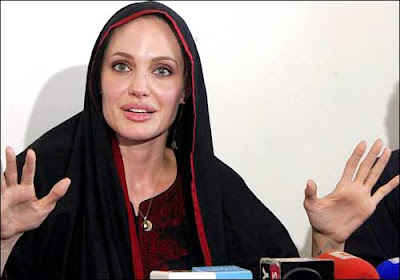 Angelina jolie visit Pakistan and meet to flood victims