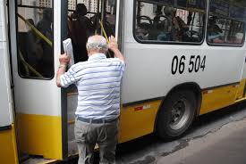 Morador questiona exigência da carteira de gratuidade para idoso com mais de 65 anos nos ônibus em Salvador
