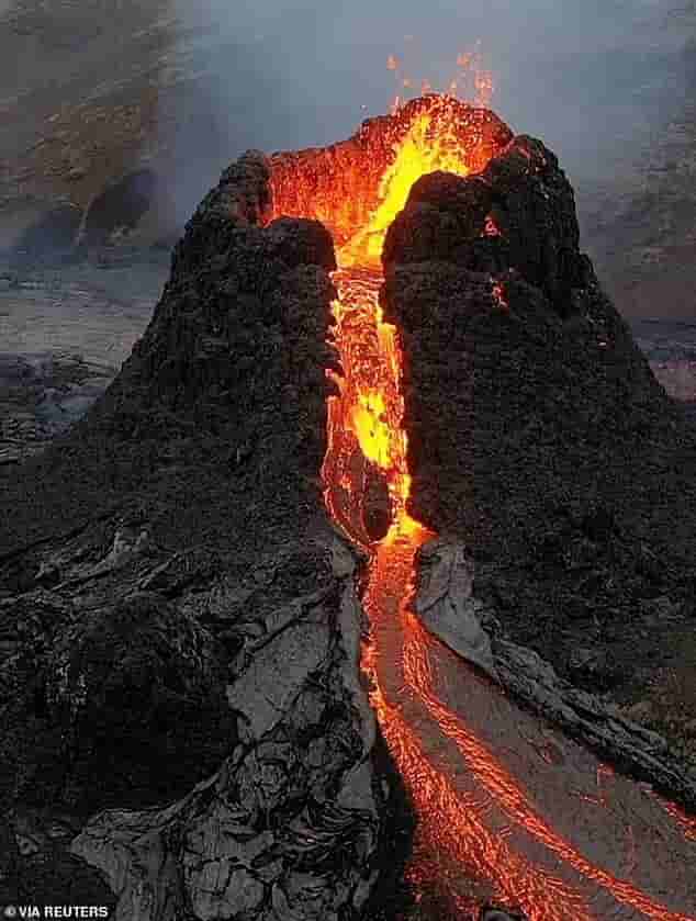 Assista ao momento em que um 'TORNADO' explode no mais novo vulcão da Islândia - vídeo
