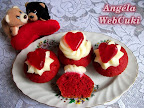 Vörös bársony, más néven Red Velvet muffin, ezúttal Valentin napra sütve, kókuszos pudinggal és zselés szívecskével díszítve.