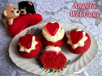 Vörös bársony, más néven Red Velvet muffin, ezúttal Valentin napra sütve, kókuszos pudingporral és zselés szivecskével díszítve.
