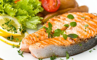 <img src="salmón-al-horno.jpg" alt="el salmón se puede hacer al horno. Es una buena fuente de proteína y Omega 3"> 