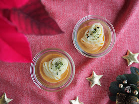 Aperitivo con una base de crema de romesco y calçots y galets rellenos de brandada de bacalao