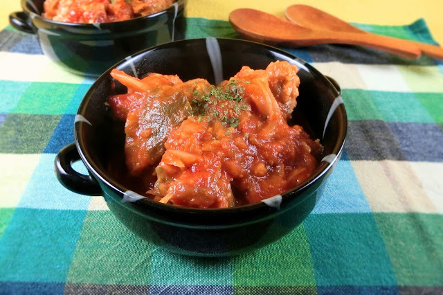 圧力鍋で煮込むだけ！ふわふわ鶏肉団子とキャベツのトマト煮込み