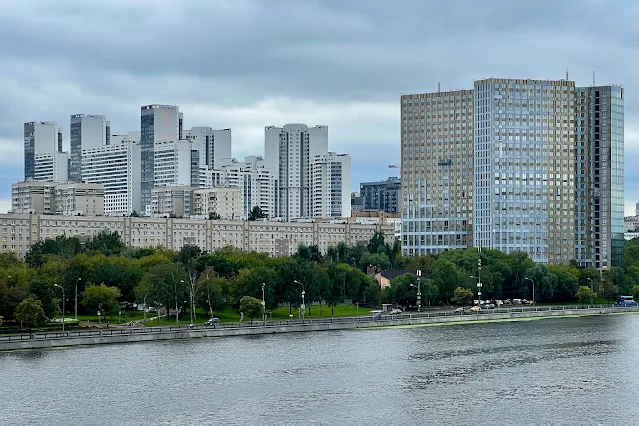 Москва-река, Нагатинская набережная, строящийся жилой комплекс Level Нагатинская