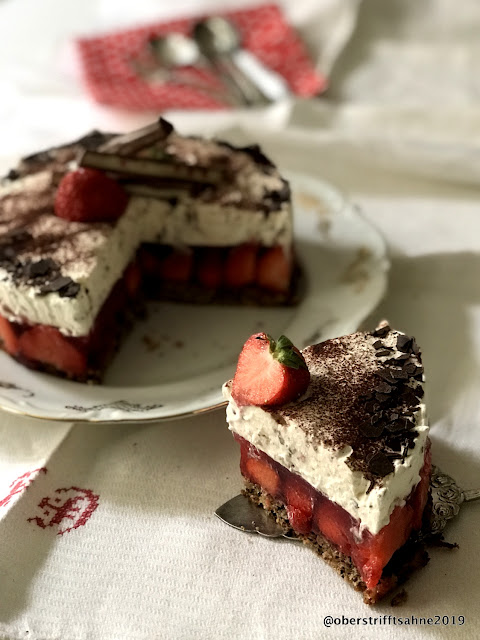 Torte mit Erdbeeren und Joghurtriegel