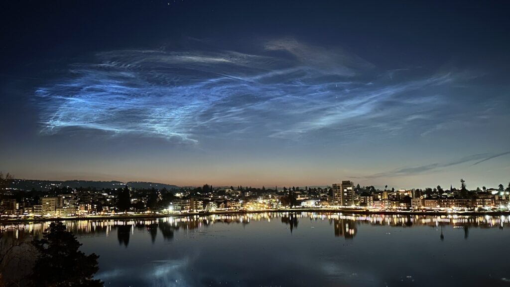 Awan noctilucent jenis paling jarang ditemui di dunia, muncul di San Francisco