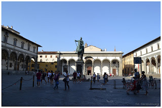 Plac Piazza della Santissima Annunziata - Florencja - Włochy - posąg Ferdynanda Medyceusza