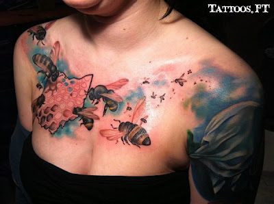 Tatuagem com Abelhas no Peito