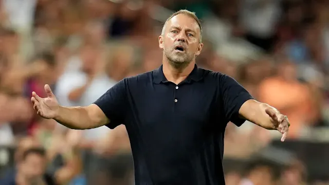 Les rumeurs d'un départ de Ferran Torres du FC Barcelone se font de plus en plus insistantes. Après une saison 2022-2023 décevante, l'attaquant espagnol ne parvient toujours pas à convaincre Hansi Flick. Le technicien allemand, visiblement lassé par le manque de régularité de son joueur, serait désormais ouvert à un départ lors du prochain mercato hivernal. Recruté en janvier 2022 en provenance de Manchester City, Ferran Torres était arrivé au Barça avec de grandes ambitions. Mais ses performances n'ont jamais été à la hauteur des attentes placées en lui. Malgré de nombreuses opportunités, l'Espagnol n'a pas réussi à s'imposer comme un élément incontournable de l'équipe. Ses prestations en club contrastent fortement avec celles réalisées en sélection, où il a souvent brillé. Un fossé se creuse avec Flick  Les relations entre Ferran Torres et Hansi Flick se seraient tendues ces derniers temps. L'entraîneur allemand aurait reproché à son joueur un manque d'investissement et d'efficacité. Des remontrances répétées qui n'auraient pas suffi à motiver l'international espagnol. Newcastle, qui avait manifesté un intérêt concret pour Ferran Torres l'été dernier, pourrait revoir ses plans à la baisse. Les récentes performances décevantes de l'attaquant espagnol auraient refroidi les ardeurs des Magpies. Les 20 millions d'euros initialement proposés pourraient ne plus suffire à convaincre le Barça de céder son joueur. Un avenir incertain  L'avenir de Ferran Torres au Barça s'annonce donc très incertain. Si le joueur ne parvient pas à redresser la barre dans les prochaines semaines, un départ lors du mercato hivernal semble inévitable. Le temps presse pour l'Espagnol, qui doit convaincre Hansi Flick de lui accorder une nouvelle chance. Pour le Barça, un départ de Ferran Torres permettrait de libérer une place dans l'effectif et de récupérer des fonds pour d'éventuels renforts. Cependant, le club catalan devra trouver un repreneur prêt à investir dans un joueur dont la valeur marchande a considérablement baissé. L'échec de Ferran Torres à s'imposer au Barça est une déception pour le club et pour le joueur lui-même. L'avenir de l'Espagnol s'écrit désormais en pointillés. Les prochains mois seront déterminants pour l'avenir de l'ancien joueur de Manchester City.