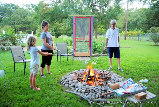 Ella's Cookies and Summer Fun at Miz Helen's Country Cottage