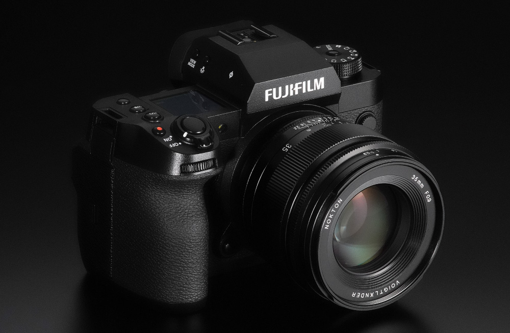 Камера Fujifilm с объективом Voigtländer Nokton 35mm f/0.9