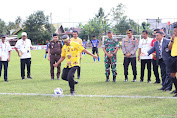 Mewakili Bupati Soppeng, Tendangan Bola Pertama Andi Fitrahuddin Tandai Pembukan Liga 3 Zona Sulsel Grup D
