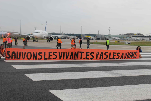 Manifestação ecologista contra o aeroporto de Orly, Paris