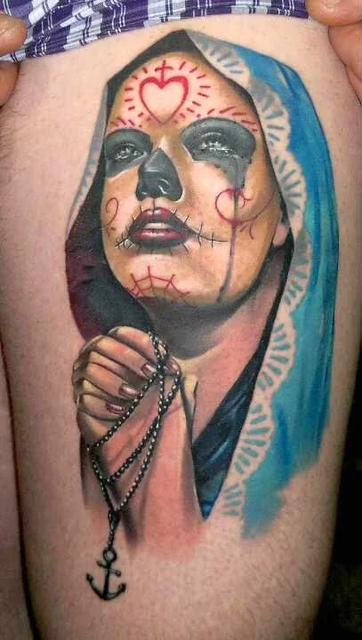 Tatuaje de Catrina rezando con crucifijo