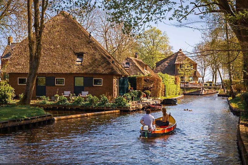 Giethoorn, Turistas podem alugar pequenas lanchas elétricasGiethoorn, Turistas podem alugar pequenas lanchas elétricas