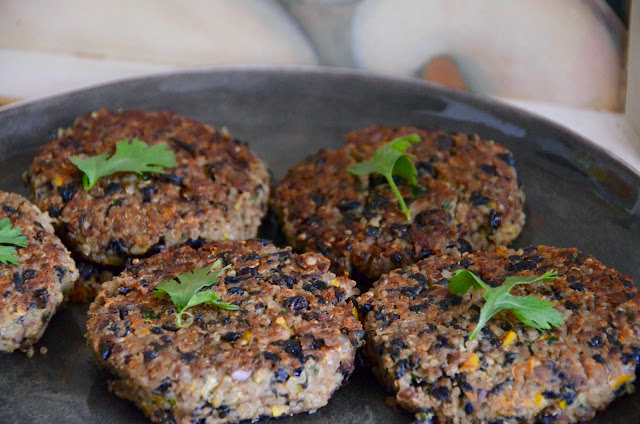 SCHWARZE-BOHNEN-QUINOA-LAIBCHEN