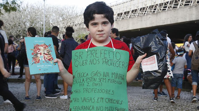 Garoto de 8 anos diz que "é só um beijo"