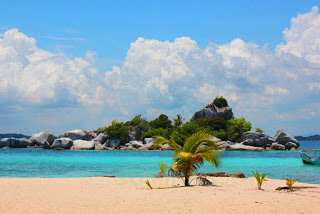 Salah satu yang bisa dinikmati juga nih. View pasir putih dan bebatuan yang luar biasa.