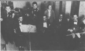 Adolfo Pérez (centro) con su bandoneón, dirigiendo su orquesta en los estudios de Radio Rivadavia (mayo de 1935).