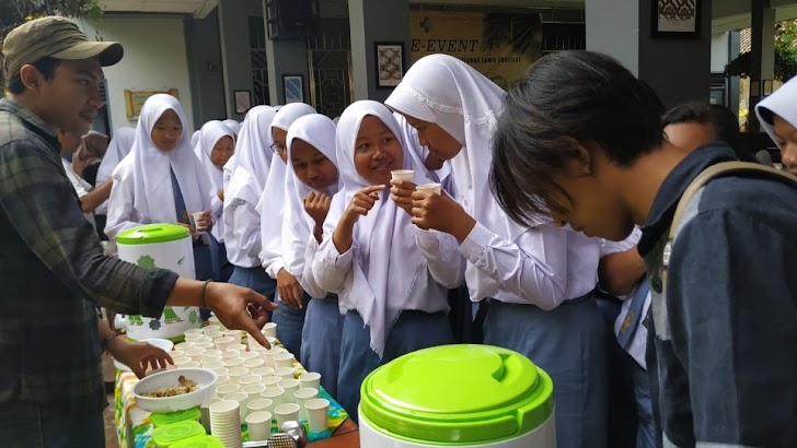 Siswa Bantul Uji Mental Minum Jamu Pahit 