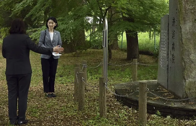 Japanese Crown Princess Kiko wore a gray blazer and black trousers. Japan Anti-Tuberculosis Association