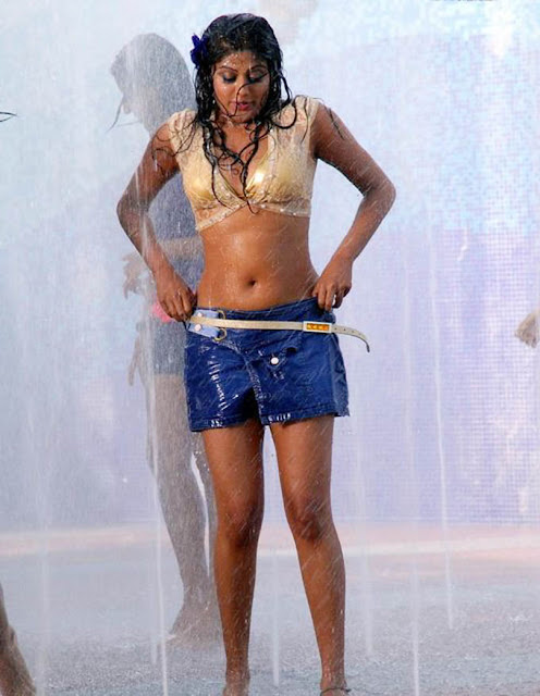 Priyamani navel wet