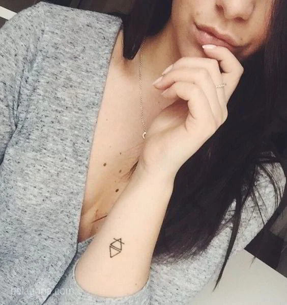 Chica tatuada con triángulos hipster