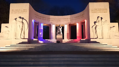 Monument aux morts tricolore