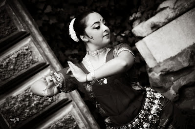 Odissi Roma MUSEO NAZIONALE d'ARTE ORIENTALE  "GIUSEPPE TUCCI" Roma, Sabato 28 settembre, ore 17 in occasione delle Giornate Europee del Patrimonio 2013 "Shiva: Creazione e distruzione nella danza"  conversazione con Serena Autiero dimostrazione di danze classiche dell'India  a cura di Marialuisa Sales e Grazia Gentili.  I templi dell'India meridionale presentano complessi programmi iconografici in cui molto spazio è dato alla danza: nelle figure isolate così come nei cicli di rilievi o di dipinti  troviamo la rappresentazione di  posizioni coreutiche; ne è un esempio il gigantesco tempio di Chidambaram nella regione del Tamil Nadu, dedicato a Shiva nella sua forma di Nataraja, re della danza: nei portali monumentali campeggiano i 108 karana, le posizioni della danza del Natya Shastra, l'antico trattato dedicato alle arti performative. La complessa iconografia di Shiva Nataraja, emblema dell'eterno ciclo di creazione e distruzione degli universi, cela importanti suggestioni mitiche e valenze sociali. Decorazione templare e rappresentazione di Shiva Nataraja, questo dunque il tema della conversazione offerta dal Museo in occasione delle Giornate Europee del Patrimonio: attraverso il linguaggio dell'arte scultorea, i visitatori saranno introdotti alla performance di danze classiche dell'India del sud. A cura dell'Associazione "Vidya" – Arti e Culture dell'Asia Foto: Merionj Barbieri [MjB]