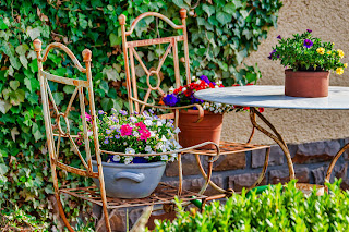 Kleine Gartenecke mit Stühlen und Pflanzen