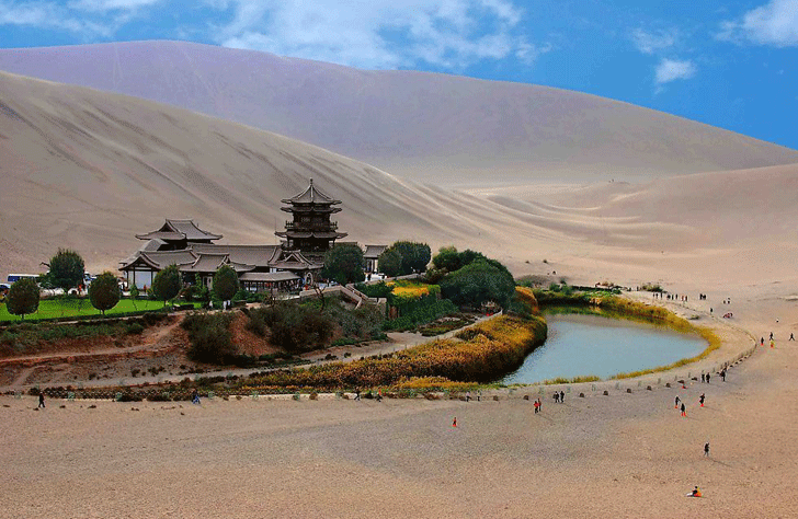 Crescent Lake, Oasis Paling Menakjubkan di Cina