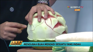 Buah ternyata bisa dijadikan medium untuk karya seni. Seperti seni mengukir buah atau crafting. Ada berbagai jenis buah yang bisa diukir dan menghasilkan karya seni yang menarik. Tim Sapa Indonesia akan berbincang lebih lanjut bersama Chef Jo Ardiz tentang seni mengukir buah atau crafting berikut ini. Published on Apr 22, 2017.