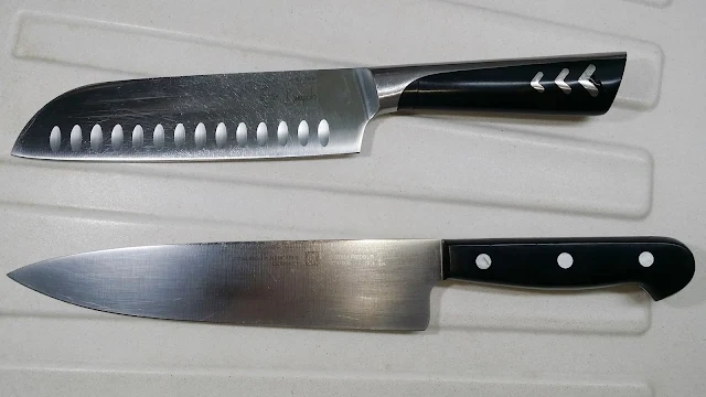 上邊是Buffalo 三德刀，刀鋒比較直線 | 下邊是孖人牌廚師刀，刀鋒比較彎