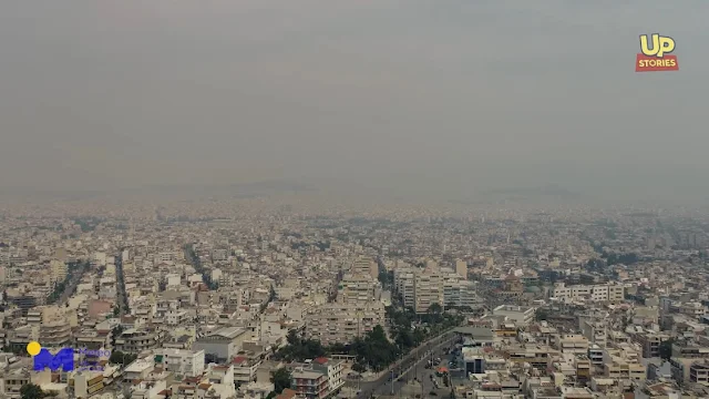 Ο καπνός και η στάχτη από την μεγάλη φωτιά στον Σχίνο έχουν καλύψει τα πάντα (βίντεο drone)