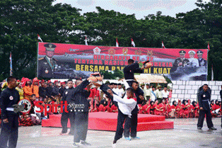 Pertunjukan Prajurit Kodam Hasanuddin Meriahkan HUT TNI Ke 72