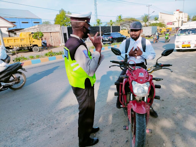 Polisi Jayapura Tegur Pengendara Tanpa Helm di Sentani