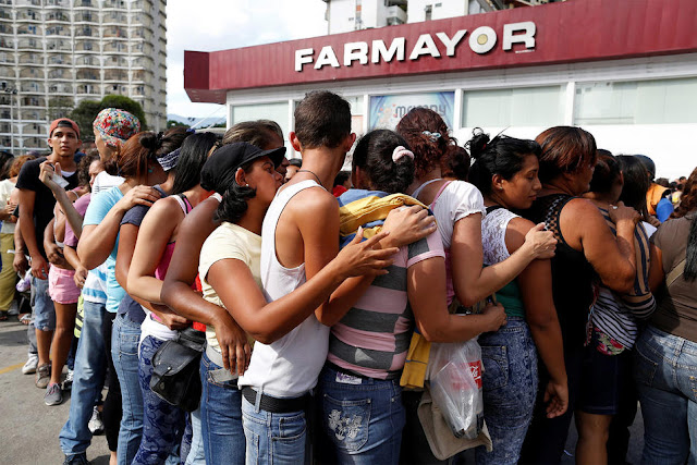 Los venezolanos, obligados a comprar la comida en cucharadas