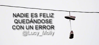 imagen de zapatos colgado de cables de electricidad con el título de la obra por Lucy Molly para el blog ficciondislexica.com