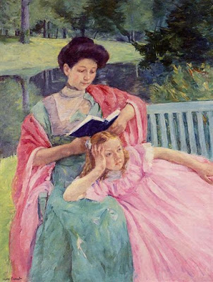 quadro Auguste lendo ara sua filha, mostra a mulher sentada em um banco no jardim com vestido verde lendo um livro  e uma criança em torno de dez anos com vestido rosa apoiada  no seu colo escutando