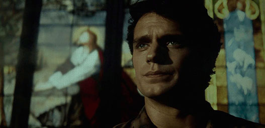 clark kent frente a un vitral de jesucristo