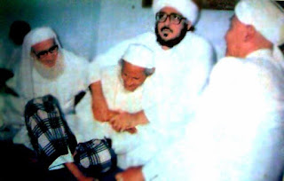 Foto Mbah Mangli dipeluk Sayyid Muhammad Al Maliki