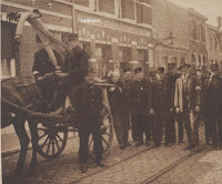 De brandweer van Wilmarsdonk met hun ouderweste handpomp.