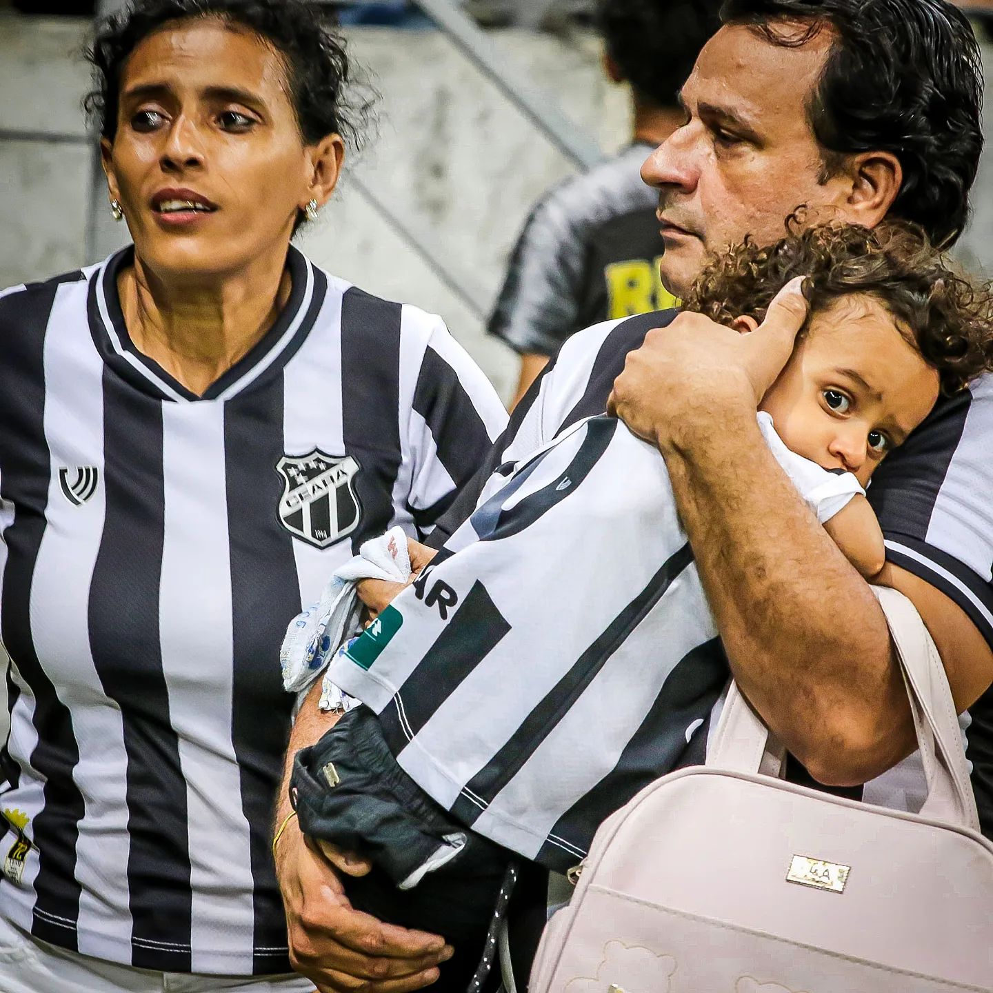 Homem mulher e jogando futebol no campo do estádio gramado e ambiente  natural em jogo de competição e desafio amigos de fitness esportistas e  jogadores de futebol em treinamento de bola de