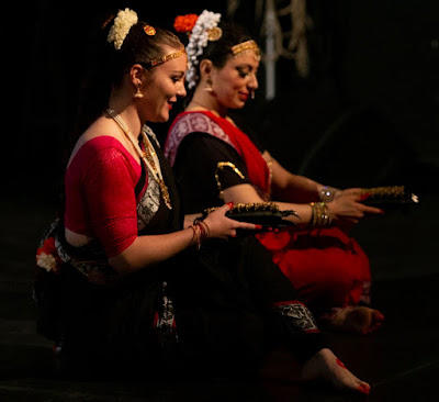 EX ASILO FILANGIERI NAPOLI nell'ambito di  NAPOLI BOLLYWOOD FESTIVAL 2019 direzione artistica: Veronica Aishanti presenta  DANZE CLASSICHE INDIANE BHARATA NATYAM e ODISSI Performance preceduta da Salangai Puja sabato 11 maggio 2019, dalle ore 19.30   Repertori:  BHARATA NATYAM Puspanjali (Tala Adi; Raga Nattai) Vinayaka Kavuthuvam  (Tala Adi, Raga Nata) Varavina Gita (Tala Rupakam; Raga Mohanam) Gajananam Slokam Coreografia: Smt Guru Yamini Krishnamurthy Interpreti: Veronica Aishanti; Francesca Jesi Docente: Marialuisa Sales  ODISSI Saveri Pallavi (Raga Saveri, Tala Ekotali, Tripota, Khemta)   Coreografia: Guru Kelucharan Mohapatra Interprete: Marialuisa Sales  L'ASILO Vico Maffei 4, Napoli L'evento inizierà con una breve conferenza visiva a cura di Veronica Aishanti e Clarissa Ladogana che illustrerà le caratteristiche e le differenze tra il cinema Hindi e il cinema Tamil (cenni storici, gli attori, i coreografi).  Saranno presenti ospiti d'eccezione direttamente dall'India e  stands (bazar di abiti indiani, mehendi tatoo artist, bar bio, agenzie di viaggio per l'India, ristorante indiano) Odissi Napoli Bharata Natyam Marialuisa Sales
