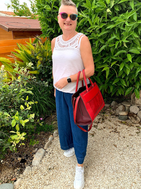 madmumof7 with handbag