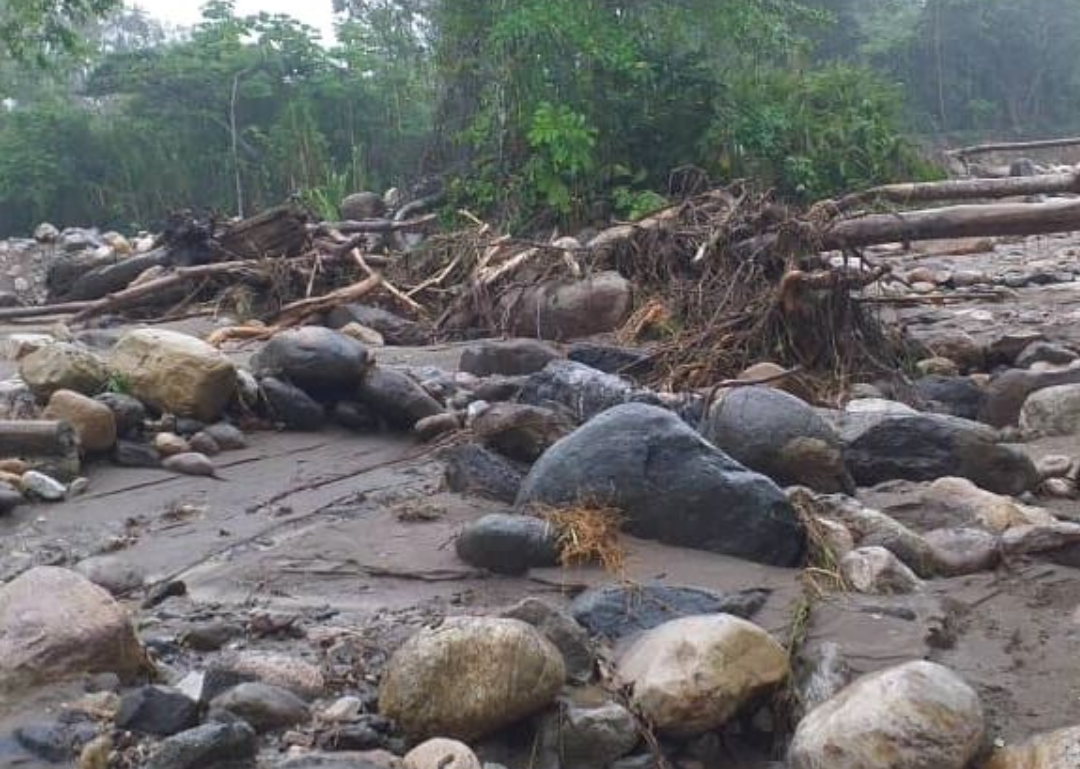 Crecida del río Caña Brava y Cacique deja daños en diques de captación en Alberto Adriani