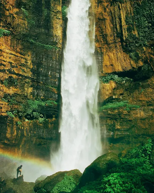 foto pemandangan air terjun kapas biru lumajang